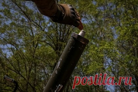 ВСУ обстреляли российский поселок неподалеку от границы с Украиной. В Брянской области три домовладения повреждены после обстрела со стороны Вооруженных сил Украины, сообщил губернатор Александр Богомаз. Также ущерб был нанесен одному нежилому строению и припаркованному автомобилю, добавил он. Расстояние от окраины Суземки до границы с Украиной составляет около восьми километров.