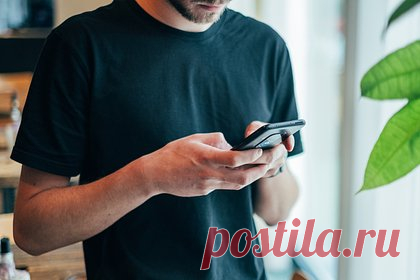 Россиянам раскрыли опасность случайных касаний смартфона. Завкафедрой «Интеллектуальные системы информационной безопасности» Института кибербезопасности и цифровых технологий РТУ МИРЭА Шамиль Магомедов посоветовал россиянам установить на телефоне «режим в кармане». Такая возможность избавит от случайных касаний экрана, которые могут нести опасность.
