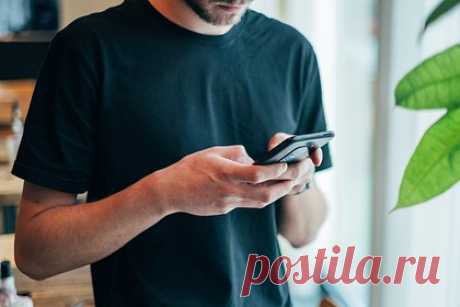 Россиянам раскрыли опасность случайных касаний смартфона. Завкафедрой «Интеллектуальные системы информационной безопасности» Института кибербезопасности и цифровых технологий РТУ МИРЭА Шамиль Магомедов посоветовал россиянам установить на телефоне «режим в кармане». Такая возможность избавит от случайных касаний экрана, которые могут нести опасность.