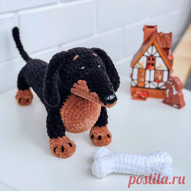 Такса - фото вязаной игрушки 1080x1080. Автор: @ahtoys_handmade.