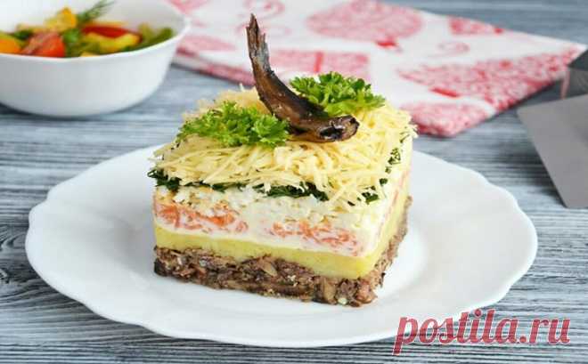 Берем банку шпротов готовим торт-салат. Получается красивее и вкуснее Мимозы Очень вкусно и просто!