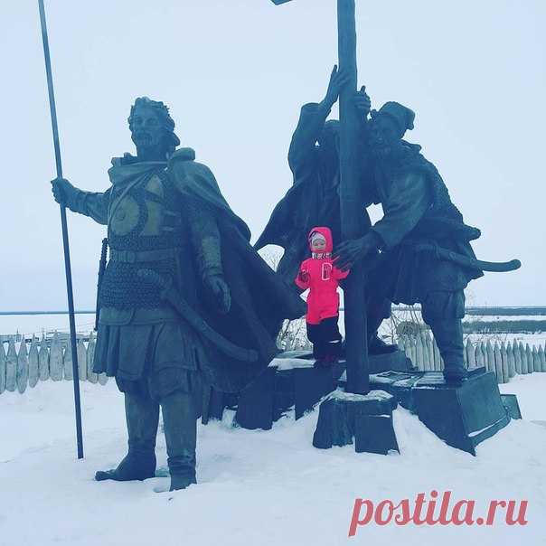 А еще мы сегодня успели погулять))) А Мися еще и сфотографировалась с покорителями севера. Кстати, сегодня немного потеплело... до -15)))
#острог#север#ещезима#хочудомой#Милиса#доча#богатыри