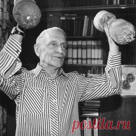 10 простых упражнений от Николая Амосов для здоровья всего тела
Родившийся в далеком 1913 году Николай Амосов стал впоследствии выдающимся отечественным торакальным хирургом, автором ряда инновационных методов в кардиологии. Статья ознакомительного характера. Перед применением рекомендаций обращайтесь к врачу/специалисту! Он был одновременно практикующим хирургом и ученым. Во время войны молодой...
Читай дальше на сайте. Жми подробнее ➡