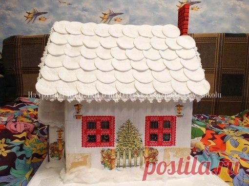 Поделка в школу от нашей подписчицы Василины Пиккель
Дом из обычной коробки, крыша - картон, сверху приклеены ватные диски. Покрасили белой краской, обклеили салфетками с новогодней тематикой. Труба - просто склеенные между собой несколько слоев картона, обмотана бумажным скотчем и покрашена. Изнутри повесили занавески.