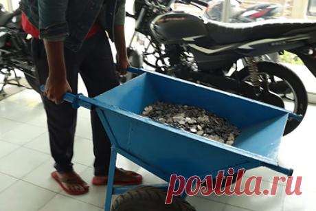 Мужчина расплатился тачкой с монетами за мотоцикл мечты. Пользователь YouTube из Индии приобрел мотоцикл своей мечты и расплатился за него монетами по одной рупии. Сотрудникам шоурума потребовалось более 10 часов, чтобы пересчитать привезенные в тачке деньги. Управляющий согласился принять оплату, но покупателю придется заняться конвертацией монет в банкноты.