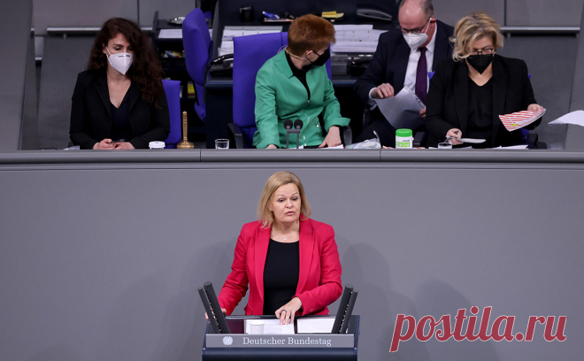 Глава МВД Германии допустила блокировку Telegram в стране. Блокировка мессенджера в стране была бы крайней мерой, когда другие средства не подействуют, сказала Нэнси Фезер. Претензии связаны с деятельностью COVID-диссидентов в каналах. От Telegram потребовали назначить представителя в ФРГ