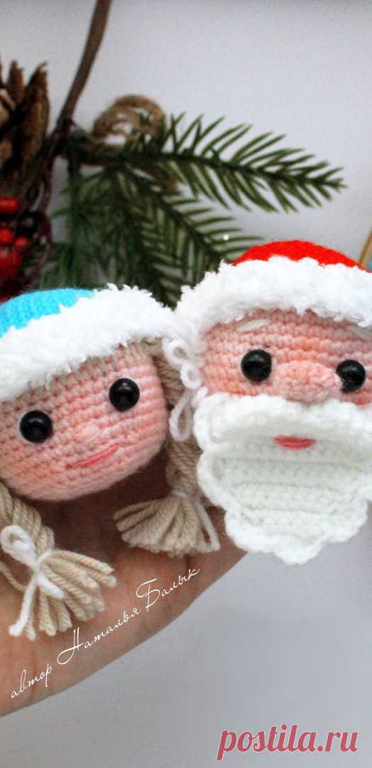 PDF Дед Мороз и Снегурочка крючком. FREE crochet pattern; Аmigurumi toy patterns. Амигуруми схемы и описания на русском. Вязаные игрушки и поделки своими руками #amimore - елочные украшения, игрушки на ёлку, ёлочные шары в виде Деда Мороза и Снегурочки, Новый год.