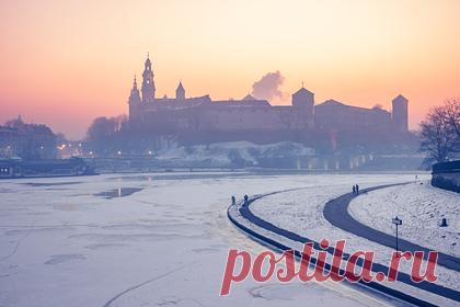 Названы лучшие заграничные направления для бюджетного отдыха зимой. Эксперты туристической отрасли сравнили среднюю стоимость отелей, перелетов, аренды автомобилей и посещения достопримечательностей по разным заграничным направлениями и выявили самые бюджетные из них. Первое место рейтинга недорогих путешествий зимой занял Краков — неделю городе обойдется в 335 фунтов стерлингов.