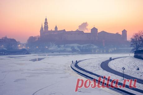 Названы лучшие заграничные направления для бюджетного отдыха зимой. Эксперты туристической отрасли сравнили среднюю стоимость отелей, перелетов, аренды автомобилей и посещения достопримечательностей по разным заграничным направлениями и выявили самые бюджетные из них. Первое место рейтинга недорогих путешествий зимой занял Краков — неделю городе обойдется в 335 фунтов стерлингов.