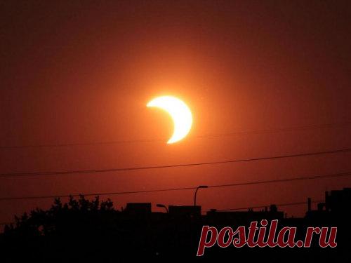 Солнечное затмение 6 января: чем опасен этот день и как избежать проблем Влияние солнечных затмений велико, поэтому стоит прислушаться к советам астрологов, чтобы начало нового 2019 года прошло без особых проблем. Затмение 6 числа будет довольно опасным: важно соблюдать меры предосторожности в такой день.