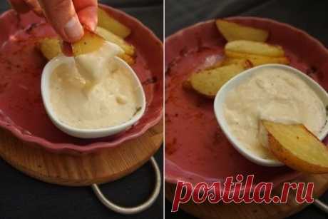 Рецепт сырного соуса

Густой, вкусный, почти как фондю, соус на основе бешамель. Простой в приготовлении, но такой нежный и, можно сказать, деликатесный.
Ингредиенты:
— 300 мл молока
— 1 маленькая луковица
— 1 лавровый лист
— 15 гр сливочное масла
— 15 гр муки
— 100 гр сыра
— 20 гр пармезана
— соль, перец
— мускатный орех