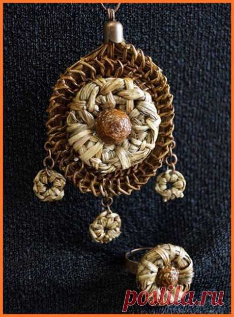 Украшения из сосновой иглы и листа лилейника.