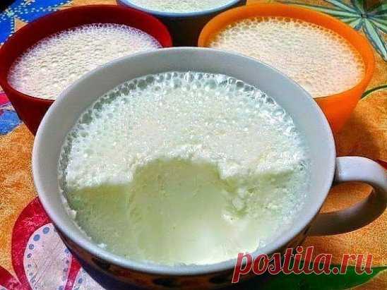 Молочный десерт для детей.
Гораздо вкуснее обычного мороженого. Обязательно приготовьте!
Десерт готовится быстро и просто. Это вкусное и натуральное молочное суфле, которое можно подавать не только как десерт: очень вкусно добавлять пару ложечек такого суфле в чашку с кофе — получается почти глясе.
Моя приятельница, у которой частенько болеют внуки, делает для них такое суфле и называет его «теплым мороженым» — да, да, не удивляйтесь, на вкус оно напоминает пломбир. И это при том, что сос