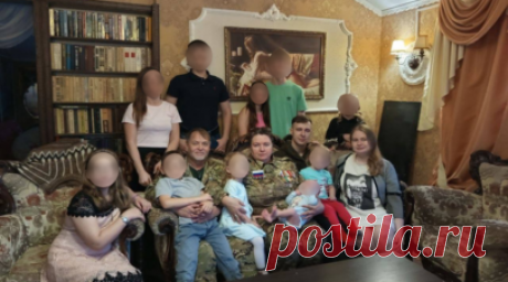 «Дети меня защищают, и я обязана заботиться о них»: как многодетная мать из Свердловской области стала волонтёром СВО. Многодетная мать Галина Мичурова из Свердловской области воспитала десятерых детей, семь из которых приёмные. Три года назад её старшая дочь подписала контракт и ушла на СВО стрелком — помощником гранатомётчика. Вслед за ней на фронт отправились ещё одна дочь, два сына и два зятя. Чтобы быть ближе к детям и поддержать их, Галина развернула масштабную волонтёрскую работу. Как…