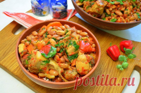 Божественная курочка с фасолью и овощами. Дорогие друзья, всем привет
Сеодня готовим вкусное блюдо на обед или на ужин
Рецепт:
курица 1,5 кг
морковь 300 гр
лук репка 300 гр
фасоль сухая 500 гр
фасоль надо замочить на ночь, потом слить воду
и фасоль снова залить водой.
Варим без соли, минут 20 после закипания
Но всегда фасоль надо попробовать
Кстати-чтобы убрать музыкальность фасоли или гороха
Надо замачивая на ночь в воду-добавить щепотку соды
Томатная заправка:
у меня том...