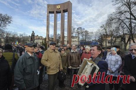 Избивший трансгендера львовянин назвал себя внуком разведчика СС «Галичина». Мужчина, который избил во Львове трансгендера из Вооруженных сил Украины (ВСУ) назвал себя внуком разведчика дивизии СС «Галичина», воевавшей во Второй мировой войне на стороне гитлеровской армии. В свое оправдание он добавил, что не видел военного билета и не знал, что потерпевший служит в украинской армии.