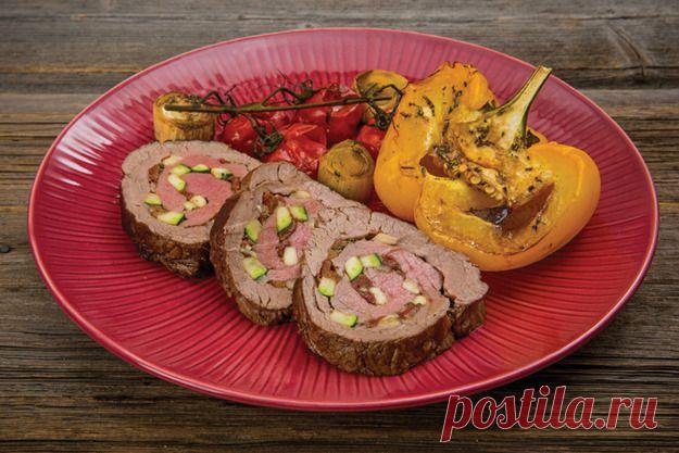 Рулет из говядины с запеченными овощами - KitchenMag.ru