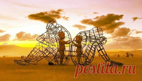 «Раньше я думала, что человек может быть любым: хоть вором, хоть хамом, хоть обманщиком. Значит, так сложилась его жизнь в семье, так воспитали родители, или духу надо именно такие уроки пройти. Я и сейчас это понимаю, но вокруг себя хочу иметь людей другого порядка, совсем другого. Это люди, для которых честь, слово, достоинство, совесть имеют значение...»