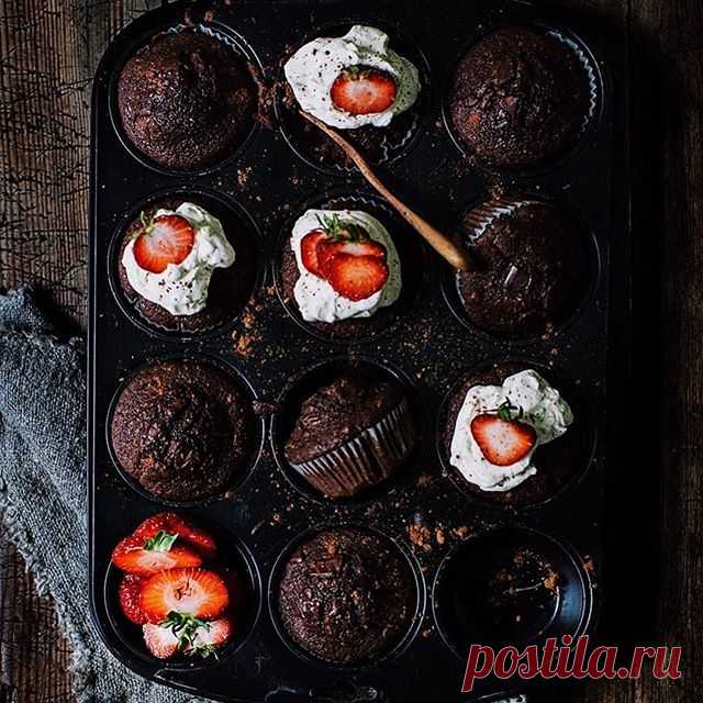 I've baked some chocolate muffins to take them on the road. I will miss baking 🍪
.
#breakfast #instafood #feedfeed #thekitchn #onthetable #beautifulcuisines #muffins #chocolate #fromwhereistand #morningslikethese