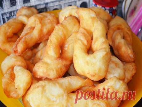 КРЕБЕЛЬ - Очень просто, быстро и вкусно. Рецептов на кребели множество, но этот кребель ОЧЕНЬ ВКУСНЫЙ. Попробуйте с этих ингредиентов и Вы сами поймёте, какой рецепт лучше, если уже пробовали другие рецепты. Я сделала вывод и записала в свою записную книжечку этот рецепт. Буду готовить только по этому. Рецепт попался на одноклассниках. Так что познакомьтесь и Вы с ним. Надеюсь тоже понравится. 
Ингредиенты 
 кефир 250 мл 
 сметана 100 грамм 
 сахар 1 ч. ложка 
 соль 0,5 ч. ложек 
 дрожжи