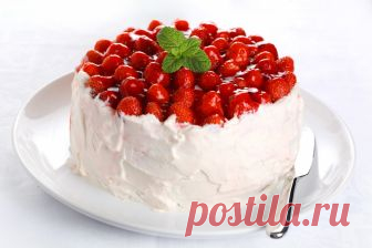 Фруктовый торт – легкое, малокалорийное, вкусное и полезное лакомство. В качестве основы для его приготовления берут творог, бисквит либо печенье. Фрукты и ягоды могут быть как свежими, так и консервированными. Простой фруктовый торт без выпечки Этот рецепт поможет быстро приготовить оригинальное угощение для неожиданно пришедших гостей. Список продуктов: 2 кг свежей клубники; 0,5 кг густых сливок; 0,5 кг крекеров; 160 г сахара. Шаги приготовления: Ягоды нарезают тонкими л...
