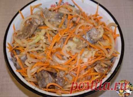 Селедка "ХЕ" - обалденно вкусно! 
Нам потребуется:
сельдь св. мороженная 3 шт
морковь 3 шт
лук репчатый 2 шт
чеснок 2 зубчика
уксус 9% 200 мл
соль 1 ч.л
масло растительное 2 ст.л
соевый соус 4 ст