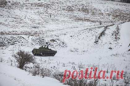 Украинские военные на БМП обстреляли российских пограничников из гранатомета. Бойцы Вооруженных сил Украины (ВСУ) на боевой машине пехоты безуспешно атаковали российских пограничников в Курской области из ручного противотанкового гранатомета (РПГ), успев сделать два выстрела, однако ни один из них в цель не попал. Пограничники вычислили расположение бойцов ВСУ и ответили мощным обстрелом.
