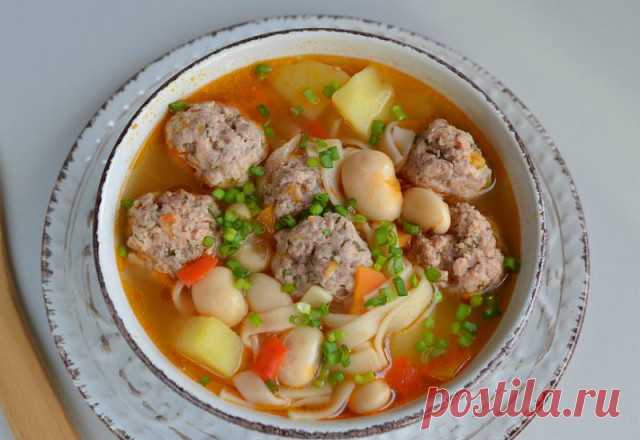 Наваристый суп с фрикадельками и овощами 

Ингредиенты:
Мясной бульон — 2 литра 
Свинина — 500 гр.
Лук — 1 шт.
Морковь — 1 шт.
Помидоры — 100 гр. (консервированные в собственном соку) 
Фасоль консервированная — 1 шт.(банка) 
Лапша — 100 гр.
Томатная паста — 1 ст. л.
Картофель — 3 шт.
Растительное масло — 2 ст. л.
Зелень — по вкусу 

Процесс приготовления:
1.Подготовьте продукты для супа. Очистите овощи, промойте. Мясной бульон доведите до кипения. Кусочек свинины перекрути...