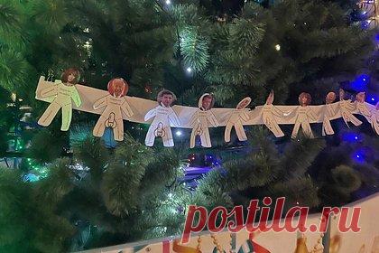 Непристойную гирлянду с Зеленским и Пугачевой убрали с елки в Твери. Гирлянду с президентами стран мира и уехавшими из России артистами убрали с елки в Твери, рассказали в пресс-службе администрации города. Она представляла собой ленту с бумажными человечками с фотографиями реальных людей на месте лиц — портретами Джо Байдена, Владимира Зеленского, Аллы Пугачевой.