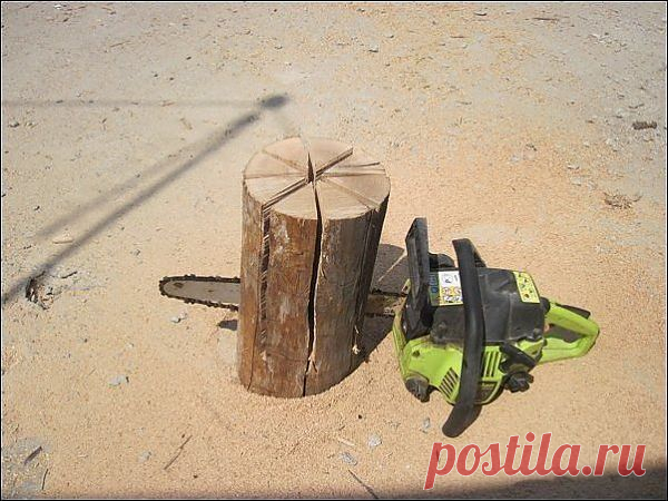 Делаем пилой "фигурные" глубокие зазоры на чурке, но не до конца. Оставляем основание.