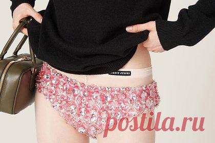 Трусы в качестве верхнего слоя одежды стали самым популярным трендом в мире. Эксперты платформы Lyst, специализирующейся на анализе потребительского поведения в индустрии моды, назвали самый популярный модный тренд в мире в 2023 году. Так, рейтинг возглавили трусы, которые стали носить в качестве верхнего слоя одежды. В подобном виде были замечены на публике многие знаменитости.