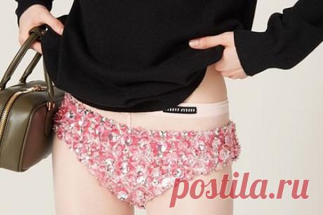 Трусы в качестве верхнего слоя одежды стали самым популярным трендом в мире. Эксперты платформы Lyst, специализирующейся на анализе потребительского поведения в индустрии моды, назвали самый популярный модный тренд в мире в 2023 году. Так, рейтинг возглавили трусы, которые стали носить в качестве верхнего слоя одежды. В подобном виде были замечены на публике многие знаменитости.