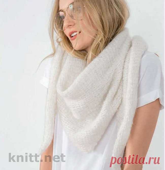 Белый треугольный платок спицами Белый треугольный платок выполнен из двух видов пряжи простым узором. Платок получается оригинальным за счет чередования пряжи.