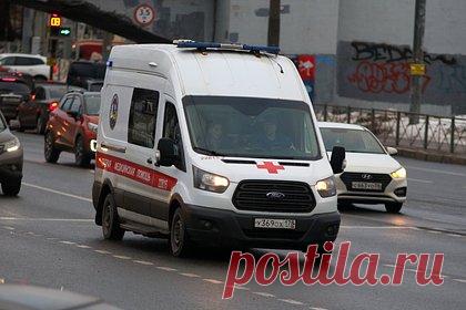 Российский подросток постучался к другу-студенту и умер от огнестрельных ранений. В Тыве студент-третьекурсник застрелил 17-летнего подростка. Во дворе на улице Карла Маркса в селе Межегей нашли тело потерпевшего с огнестрельными ранениями. Силовики выяснили, что ночью 13 марта потерпевший пришел в гости к товарищу. Он стал настойчиво стучаться в дверь, что разозлило фигуранта.