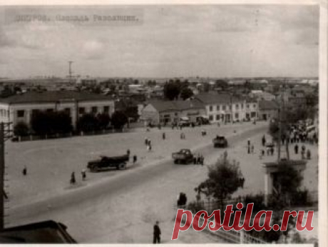 До 1917 года Советская площадь называлась Верхней торговой площадью. В 1918 была переименована в Площадь Революции. В 1920-е площадь обретает свое современное название – Советская площадь. Происхождение названия связано с тем, что именно здесь, в трактире купца Суходаева с 1918 года находился Совет рабочих, крестьянских и солдатских депутатов, а позднее – Районный совет. Но, прежде всего, название пришлось изменить в связи с тем, что названия «Площадь Революции» и «Улица Л...