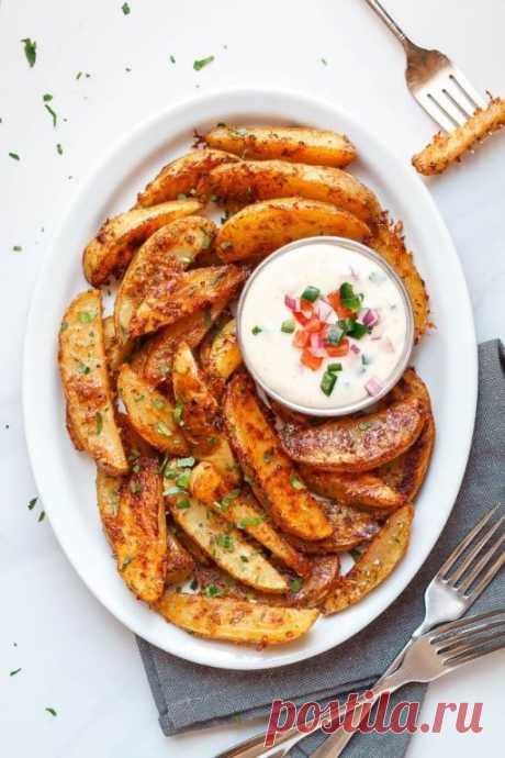 Картофельные дольки с чесноком и сыром