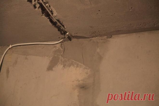Чем грозит штроба в потолке квартиры