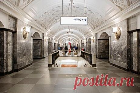 На одной из веток метро Москвы частично остановлено движение поездов. Движение поездов частично остановили на синей ветке московского метро. «На Арбатско-Покровской линии (3) нет движения поездов от &quot;Партизанской&quot; до &quot;Курской&quot; для проверки состава. В обратном направлении поезда следуют с увеличенными интервалами», — сообщил столичный дептранс.