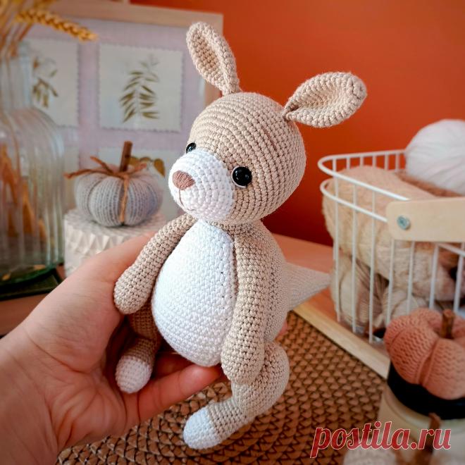 PDF Кенгуру крючком. FREE crochet pattern; Аmigurumi toy patterns. Амигуруми схемы и описания на русском. Вязаные игрушки и поделки своими руками #amimore - кенгуру из обычной пряжи.