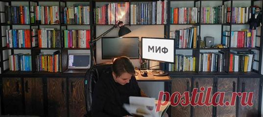 Как вы уже поняли, мы влюблены в книги. В самые разные — практичные и вдохновляющие, с захватывающим сюжетом и красивыми иллюстрациями, старинные и, наоборот, про самые свежие тренды. Сегодня мы решили узнать, что же там скрывается в книжных шкафах сотрудников МИФа, и заглянули в домашние библиотеки. Ловите подборку увлекательных историй и фотографии невероятных коллекций.