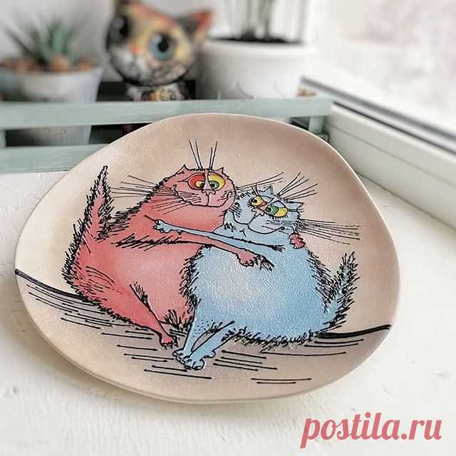 Забавные иллюстрации на тарелках: ручная работа 🙌🏻 от @dada_bada