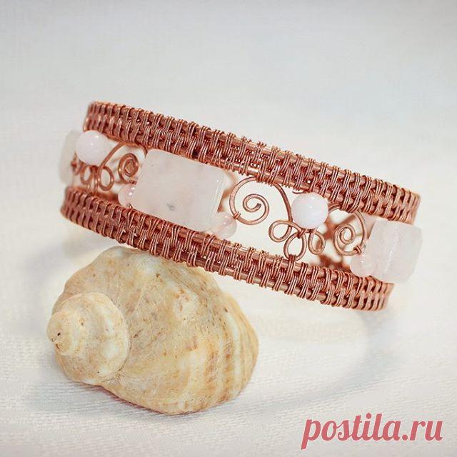 Браслет медь/розовый кварц
#wirewrap #wire #jewerly #braslet #boho #bohochic #handmade #gemlove #naturalstones #naturebeads #copper #quartz #rosequartz
