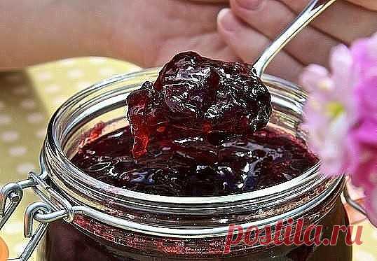 ВИШНЯ в ЖЕЛЕ - Очень ВКУСНО и КРАСИВО. А Вы пробовали готовить по этому рецепту?
Вначале нужно немного потрудиться - очистить вишню от косточек
Очищенной вишни нам нужно трёхлитровую банку (просто рецепт у меня рассчитан на такое количество ягод).
Далее-разводим в 0,5л.воды 70 г желатина, даём ему набухнуть.
Пока желатин набухает, подготовленную вишню засыпаем сахаром - его нужно взять ровно 1 кг и, доведя до кипения, кипятим 3-5 минут.
Набухший желатин нагреваем, но не ки...