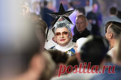 Верка Сердючка обвинила российские власти в запрете на въезд в ОАЭ. Украинский артист Андрей Данилко, известный под псевдонимом Верка Сердючка, обвинил власти Российской Федерации в запрете на въезд в Объединенные Арабские Эмираты (ОАЭ). Певец заявил, что решение о запрете на въезд в страну приняли не власти государства, а «российская верхушка».