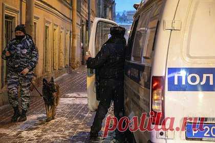 Российский курьер побил силовика во время задержания за нарушение ПДД. В Петербурге курьер одного из сервисов доставки на электровелосипеде нарушил правила дорожного движения (ПДД), а во время задержания ударил силовика. Действия нападавшего пресекли, а его самого доставили в отделение полиции и поместили в изолятор временного содержания. Проводится проверка.