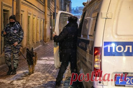 Российский курьер побил силовика во время задержания за нарушение ПДД. В Петербурге курьер одного из сервисов доставки на электровелосипеде нарушил правила дорожного движения (ПДД), а во время задержания ударил силовика. Действия нападавшего пресекли, а его самого доставили в отделение полиции и поместили в изолятор временного содержания. Проводится проверка.