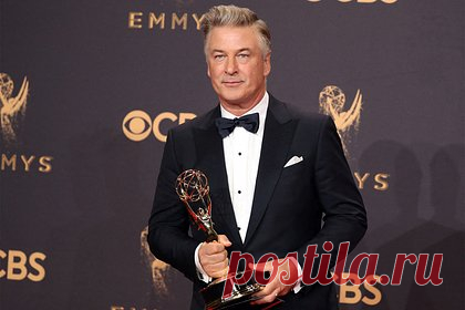 Застреливший оператора Алек Болдуин продолжит работать над фильмом «Ржавчина». Алек Болдуин продолжит работать над фильмом «Ржавчина» после непреднамеренного убийства на съемочной площадке. Съемки картины возобновятся в январе 2023 года. Муж покойного оператора Галины Хатчинс, которую Болдуин случайно застрелил в октябре 2021 года, выступит в качестве исполнительного продюсера.