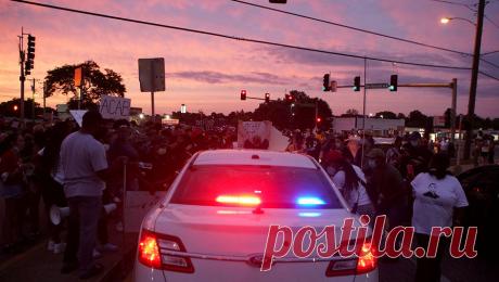 Стрельбу в американском Льюистоне могли устроить два человека. Стрельбу в американском городе Льюистон (штат Мэн) могли открыть сразу два преступника. Одного из них правоохранителям удалось задержать, сообщил телеканал Fox News. В эфире уточнили, что данная информация носит предварительный характер, ...