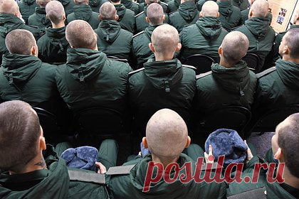 Присвоившего деньги призывников командира роты приговорили к штрафу. Нижегородский гарнизонный военный суд приговорил к штрафу командира роты за хищение зарплат у девяти военнослужащих. Фигурант получил под отчет 57 тысяч и 33 тысячи рублей для выплат призывникам за июнь и июль, однако не стал выдавать зарплаты восьми рядовым и одному ефрейтору и забрал деньги себе.
