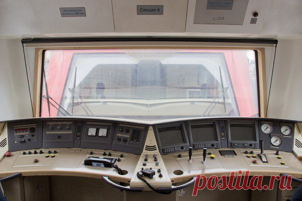Пульт восстановленной кабины электровоза 2ЭС10-022